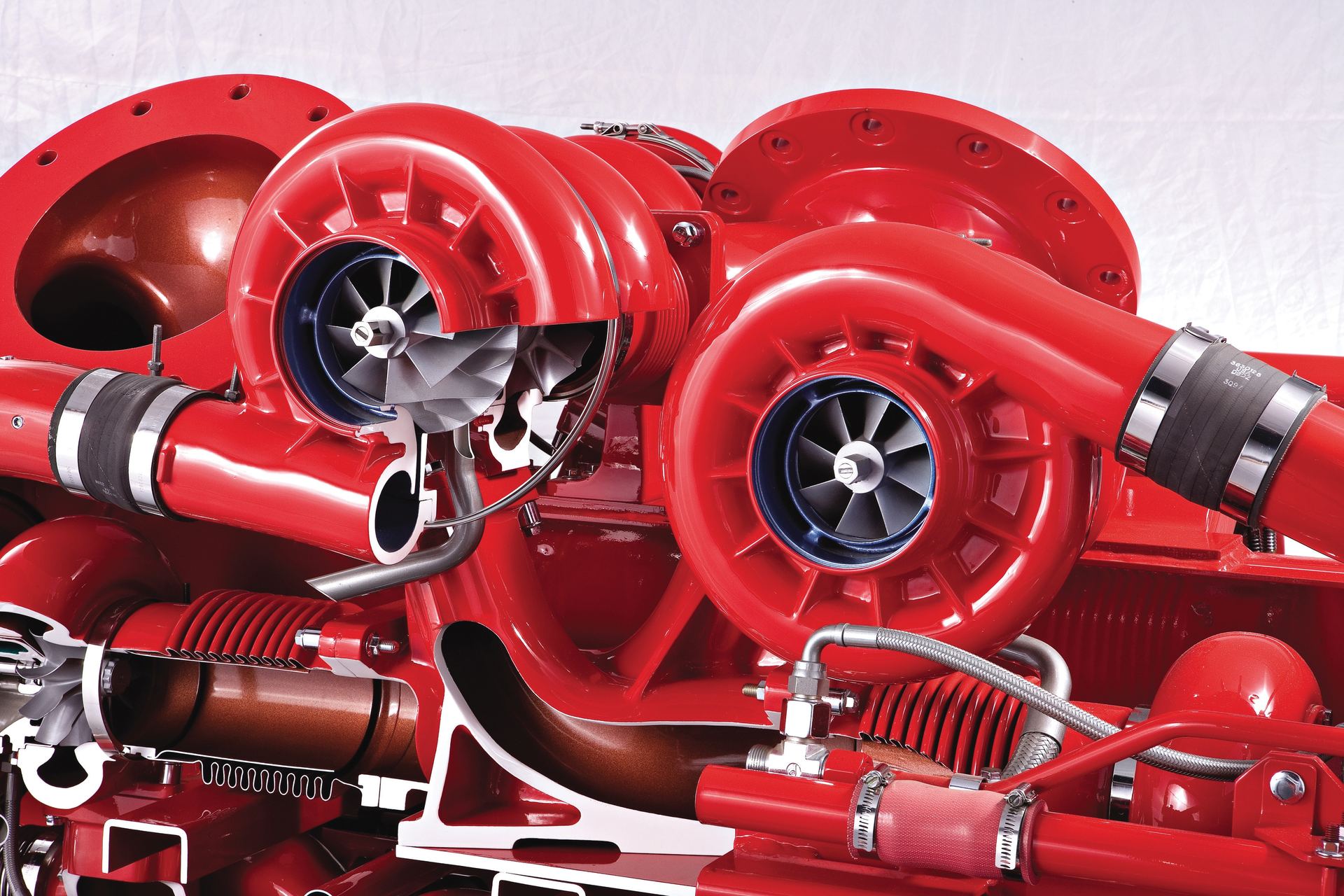 Series-mounted twin turbochargers on a heavy commercial vehicle engine